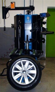 Nová technologie zaměřená na demontáž a montáž bez poškození Alu ráfků a pneumatik. Montažní stroj do 34" palců - Specializace nízko profilové pneu, supersport, SUV pneu, ultrasport a pneu RunFlat.